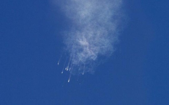 Các mảnh vỡ tên lửa rơi xuống. Ảnh: Reuters
