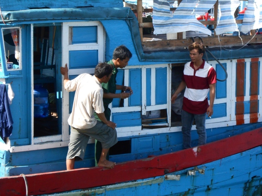 Tàu cá của ngư dân Quảng Ngãi bị Trung Quốc, ngăn cản, xua đuổi, đập phá, cướp tài sản tại Hoàng Sa.