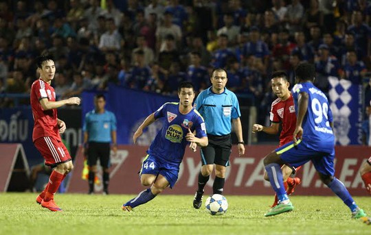 Công Phượng đi bóng qua các cầu thủ Quảng Ninh