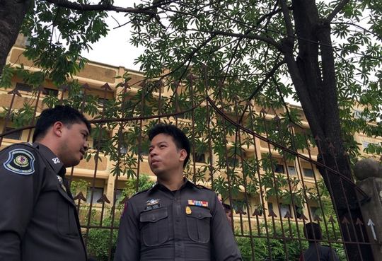 Cảnh sát canh giữ bên ngoài khu căn hộ ở Soi Chuam Samphan 11, quận Nong Chok. Ảnh: AP