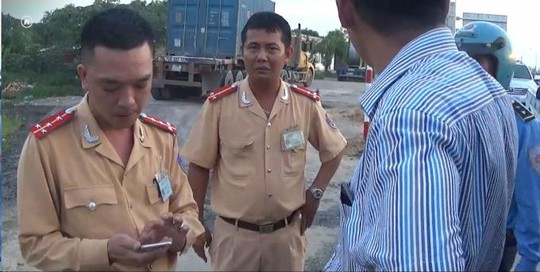 Hình ảnh về cuộc tranh cãi giữa CSGT và thanh tra giao thông - Ảnh: phapluatgiaothong.vn Hình ảnh về cuộc tranh cãi giữa CSGT và thanh tra giao thông - Ảnh: phapluatgiaothong.vn