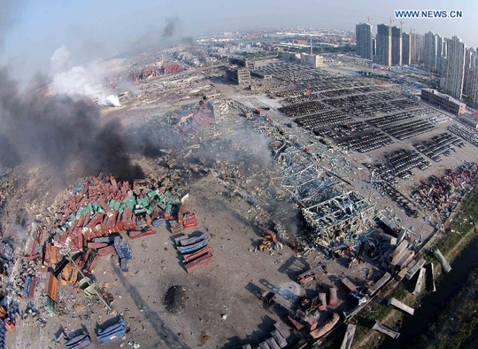 Nhiều container, xe hơi rúm ró vương vãi sau vụ nổẢnh: Tân Hoa Xã