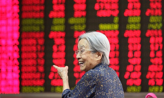 Nụ cười đã trở lại với giới đầu tư chứng khoán Trung Quốc hôm 27-8Ảnh: EPA