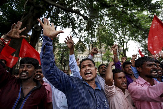 Người lao động tham gia cuộc đình công ở TP Mumbai.Ảnh: Reuters