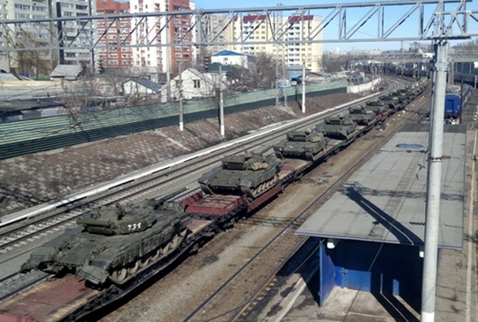 Tình báo Ukraine phát hiện xe lửa từ Nga chở xe bọc thép đến miền Đông nước này Ảnh: REAL-VIN