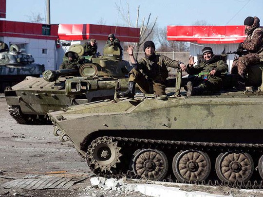 Phe ly khai ở Đông Ukraine khẳng định đã bắt đầu rút vũ khí hạng nặng ra xa chiến tuyến Ảnh: NEWSRU