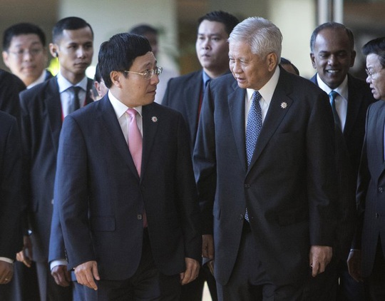 Phó Thủ tướng, Bộ trưởng Bộ Ngoại giao Phạm Bình Minh (trái) trò chuyện với Ngoại trưởng Philippines Albert del Rosario khi tham dự Hội nghị Bộ trưởng Ngoại giao ASEAN hôm 26-4Ảnh: AP