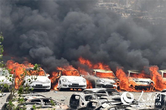 Xe hơi cháy ngùn ngụt trong các vụ cháy nổ mới ở Thiên Tân ngày 15-8 
Ảnh: Nhân dân Nhật báo