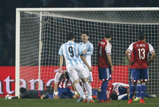 Higuain cảm ơn Messi sau khi ghi bàn thứ tư cho Argentina sáng 1-7Ảnh: REUTERS