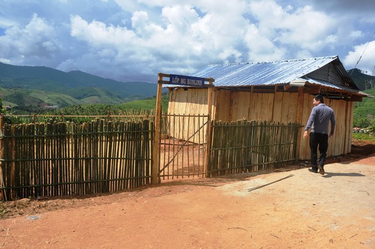 Học sinh thiếu chỗ học nên phụ huynh, giáo viên đã tự xây dựng Trường Mầm non thôn Kon Linh
Ảnh: HOÀNG THANH