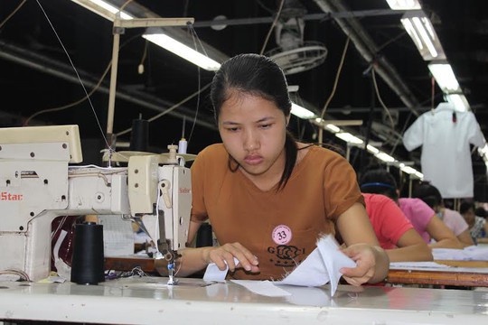 Các thí sinh trong phần thi thực hành tại hội thi Bàn tay vàng ngành may quận Gò Vấp, TP HCM ẢNH: THANH NGA