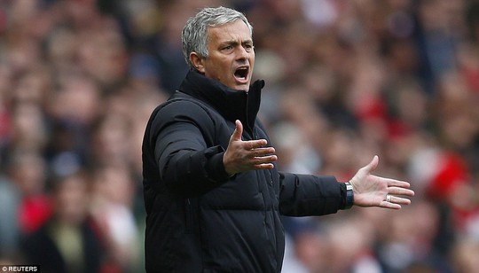 HLV Mourinho bất bình trước quyết định của trọng tài