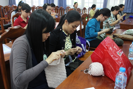 Thí sinh tham gia hội thi đan khăn len do LĐLĐ quận 5, TP HCM tổ chức