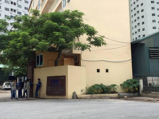 Nam thanh niên cởi trần rơi từ nóc nhà 6 tầng xuống đất