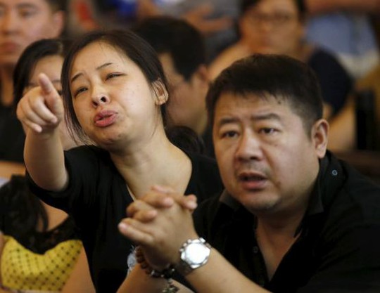 Người nhà nạn nhân mắng chửi tại buổi công bố thông tin hôm 4-6 tại huyện Giám Lợi. Ảnh: Reuters