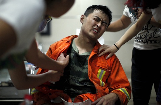Một lính cứu hỏa bị thương. Ảnh: Reuters