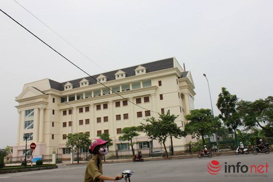Trong khi nhiều vùng còn rất nghèo, người dân còn khó khăn nhưng nhiều nơi vẫn xây trụ sở cả ngàn tỉ đồng. Ảnh: infonet