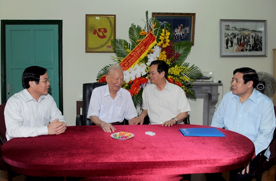 Thủ tướng và các Bộ trưởng Phùng Quang Thanh, Nguyễn Bắc Son thăm hỏi nguyên Chủ tịch nước, Đại tướng Lê Đức Anh nhân Tết Độc lập 2-9