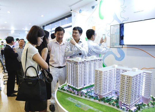 Khách hàng tham quan nhà mẫu của dự án First Home Premium Khang Việt.