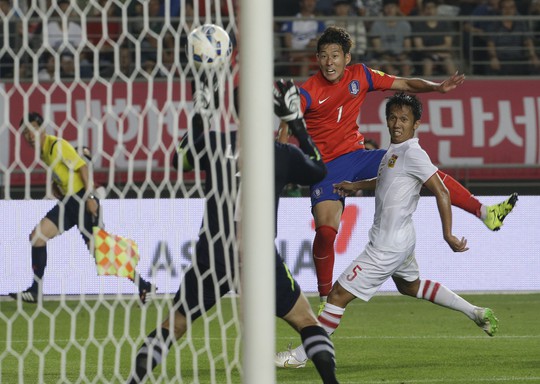 Trận Hàn Quốc (áo đỏ) thắng Lào 8-0
