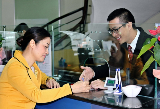 Khách hàng giao dịch tại VietCapital bank