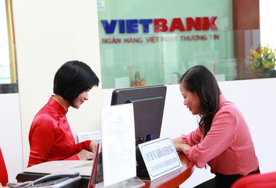 Khách hàng giao dịch tại Vietbank