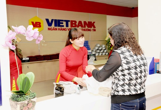 Người dân giao dịch tại VietBank chi nhánh Quảng Ngãi