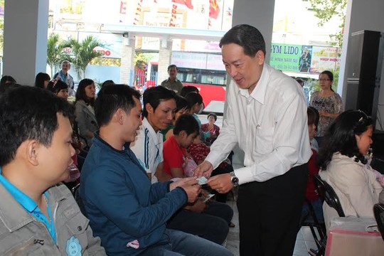 Ông Kiều Ngọc Vũ, Phó chủ tịch LĐLĐ TP trao vé xe cho CN quận Bình Thạnh trong chương trình Đón Xuân quê nhà