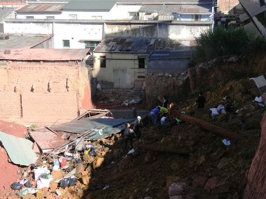 Chủ ngôi nhà bị sập đang tiến hành đào bới để mong cứu vớt những vật dụng còn dùng được.