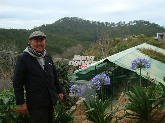Anh Nguyễn Quốc Minh trước trang trại cà phê chồn của mình