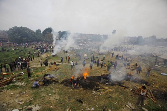 Những người Nepal đang hỏa táng người thân thiệt mạng trong vụ động đất. Ảnh: AP