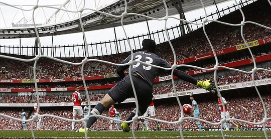 Một pha ra vào không hợp lý của Cech dẫn đến bàn thua cho Arsenal