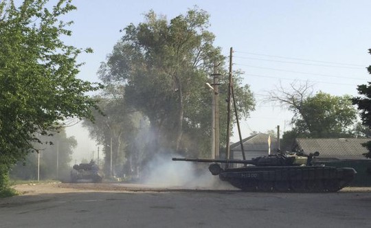 Quân đội Nga tập kết rầm rộ gần biên giới Ukraine