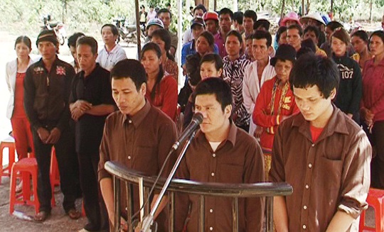 Từ phải qua trái: Điểu Nghinh, Nguyễn Thanh Phong, Điểu Bé tại phiên tòa