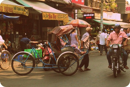 Hối hả chở khách vào những buổi sáng sớm