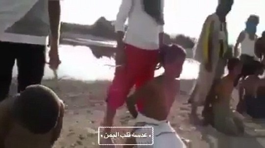 Đoạn video ghi lại cảnh hành quyết giả mà một nhóm thiếu niên Yemen tiến hành gần đây. Ảnh: Daily Mail