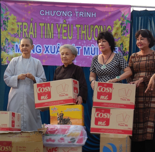 "Sầu nữ" Út Bạch Lan, NS Mỹ Chi, Kiều Phượng Loan trao quà tết cho chùa Từ Hạnh - nơi nuôi dưỡng trẻ em mồ côi