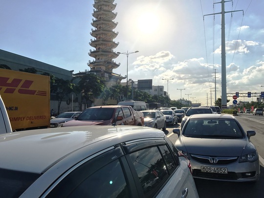 
Ô tô trên đường Phạm Văn Đồng xếp hàng dài để di chuyển qua vòng xoay Phan Văn Trị
