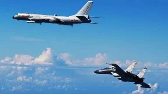 Một phi đội máy bay chiến đấu và máy bay ném bom bay qua eo biển Miyako gần đảo Okinawa của Nhật Bản ngày 25-9. Ảnh: SCMP
