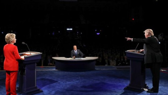 Ông Trump (phải) và bà Clinton tranh luận hôm 26-9. Ảnh: AP