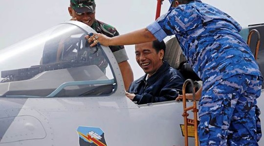 Tổng thống Joko Widodo kiểm tra vũ khí tại căn cứ không quân Ranai trên quần đảo Natuna hôm 6-10. Ảnh: REUTERS
