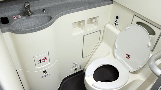 
Thi thể một em bé sơ sinh được phát hiện trong toilet máy bay của hãng Qatar Airways. Ảnh minh họa: RAPPLER
