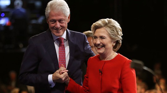 Vợ chồng Bill và Hillary Clinton. Ảnh: REUTERS