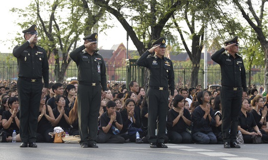 Binh sĩ Thái Lan bảo vệ đoạn đường đoàn xe đi qua. Ảnh: AP