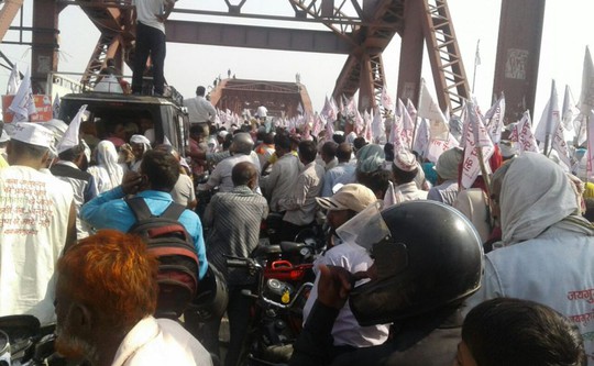 Vụ giẫm đạp xảy ra khi mọi người tìm cách băng qua cây cầu Rajghat. Ảnh: ASIAN CORRESPONDENT