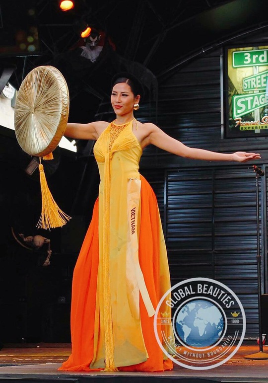 Phần trình diễn trang phục dân tộc của Á hậu Nguyễn Thị Loan