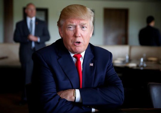 
Ông Donald Trump phát biểu với hãng tin Reuters khi ông dùng bữa tối tại câu lạc bộ golf Trump National Doral. Ảnh: REUTERS
