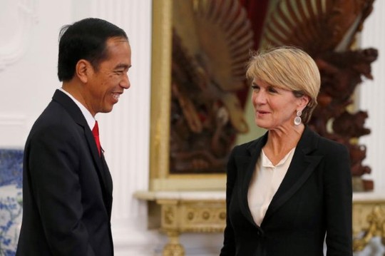 Tổng thống Indonesia Joko Widodo (trái) gặp Ngoại trưởng Úc Julie Bishop hôm 26-10 tại Jakarta. Ảnh: REUTERS