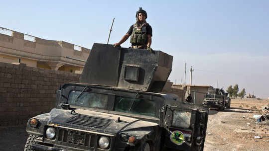 Lực lượng Iraq tiến vào ngôi làng Bazwaya. Ảnh: AP