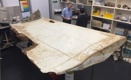 Một mảnh cánh được cho là thuộc về MH370. Ảnh: BLOOMBERG